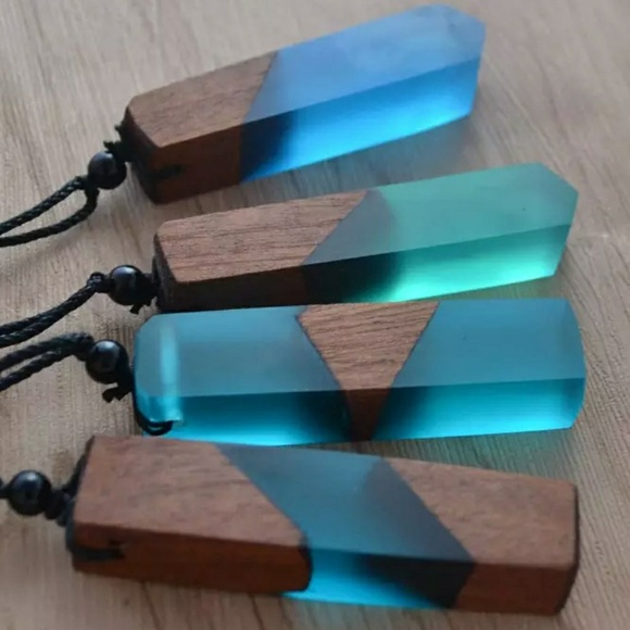 Jewelry - 🎀Stunning Vintage Wooden Pendant